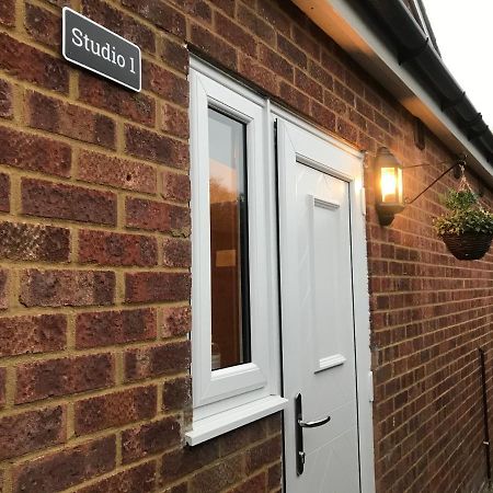 Studio-1-Staines/Heathrow/London-Own Entrance ภายนอก รูปภาพ