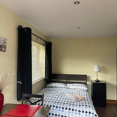 Studio-1-Staines/Heathrow/London-Own Entrance ภายนอก รูปภาพ