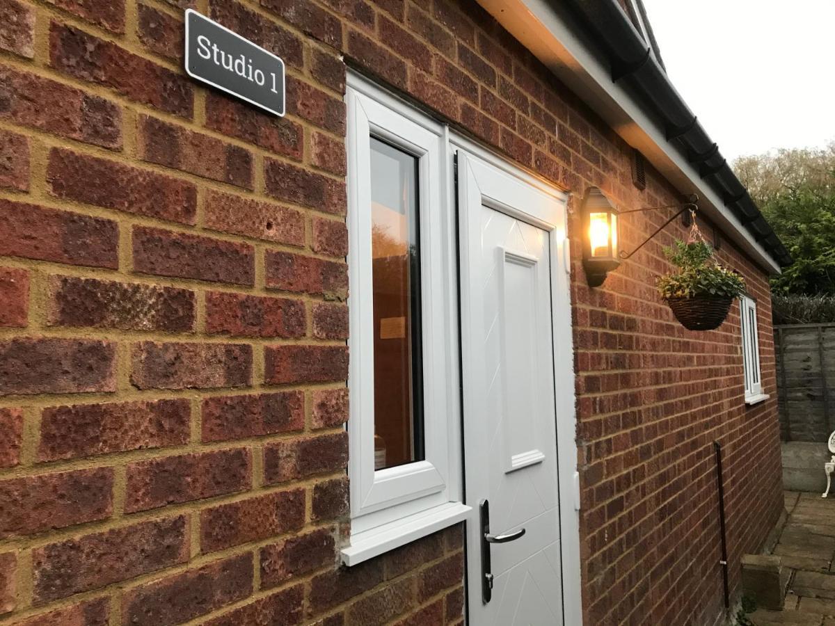 Studio-1-Staines/Heathrow/London-Own Entrance ภายนอก รูปภาพ