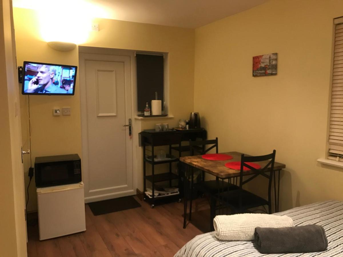 Studio-1-Staines/Heathrow/London-Own Entrance ภายนอก รูปภาพ