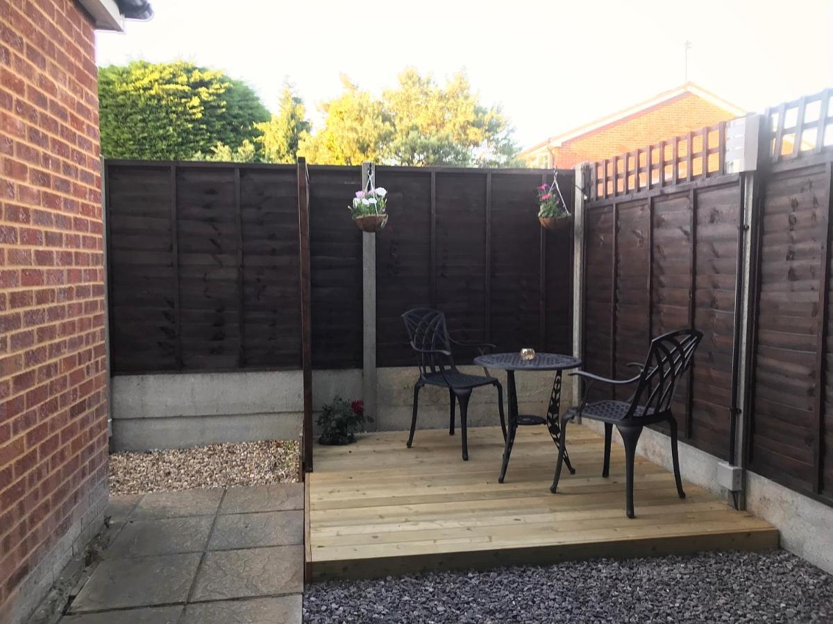 Studio-1-Staines/Heathrow/London-Own Entrance ภายนอก รูปภาพ