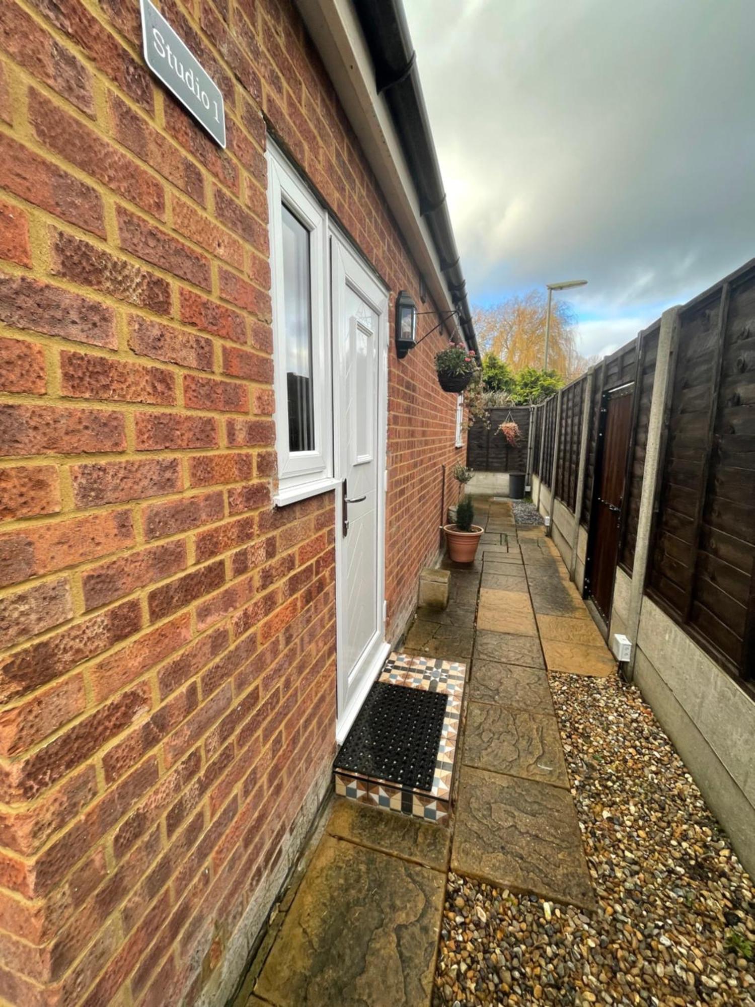 Studio-1-Staines/Heathrow/London-Own Entrance ภายนอก รูปภาพ